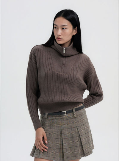 Maglia a coste con zip al collo