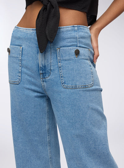 Jeans wide leg chiari con tasche applicate