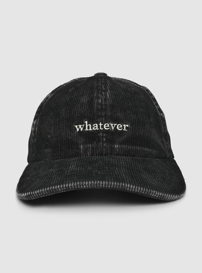 Cappellino effetto velluto con scritta ricamata