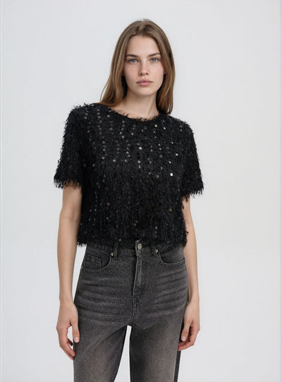 T-shirt crop con paillettes e piumette