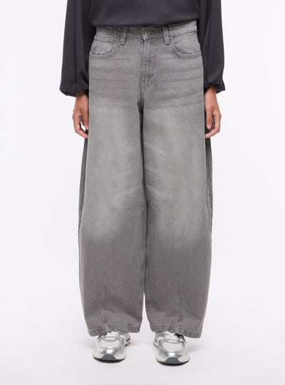 Jeans barrel con fibbia sul retro