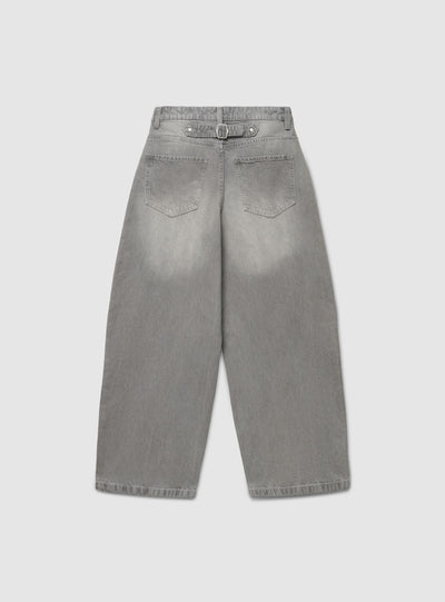 Jeans barrel con fibbia sul retro