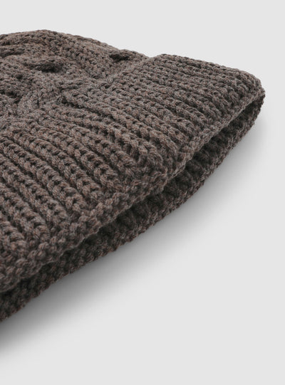 Bonnet en maille torsadée avec revers
