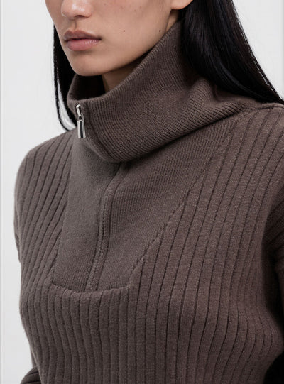 Maglia a coste con zip al collo