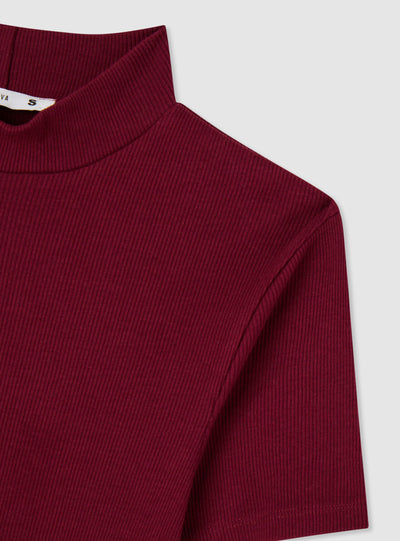 T-shirt a costine con collo lupetto