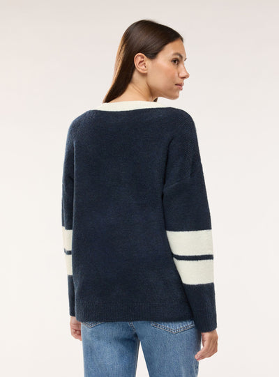 Maglia con scollo a V e numero intarsiato