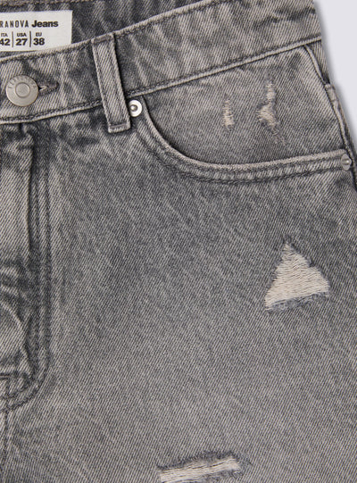 Shorts mom di jeans con strappi piccoli