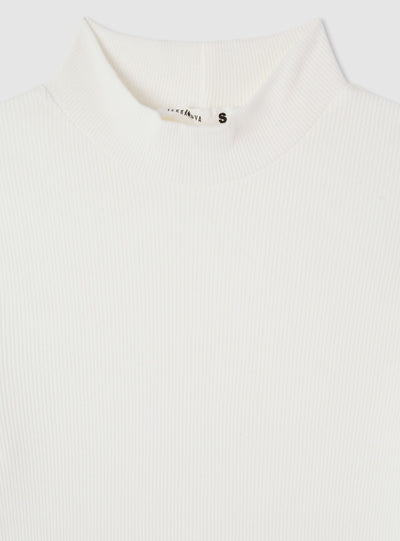 T-shirt a costine con collo lupetto