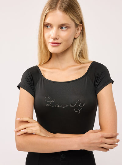 Body a spalle scoperte con scritta