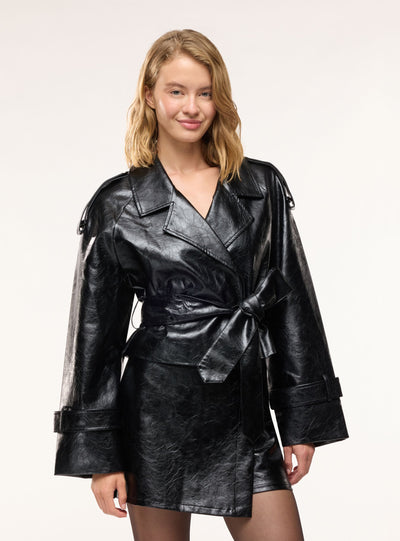 Trench corto con cintura