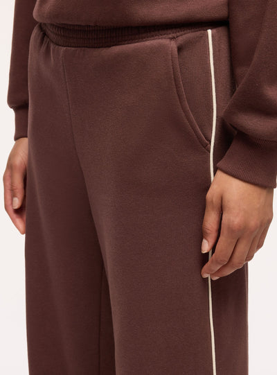 Pantaloni tuta maxi con piping laterale