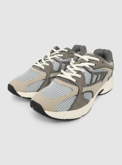 Zapatillas con inserciones perforadas y suela gruesa