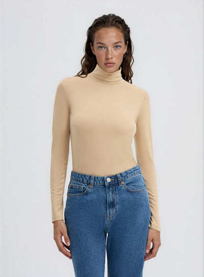 T-shirt a maniche lunghe con collo alto