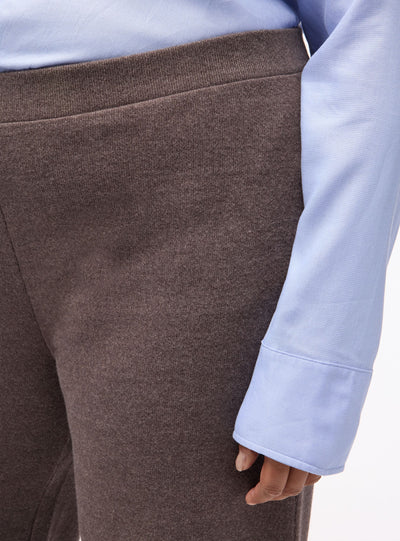Wide-leg trousers in a solid colour