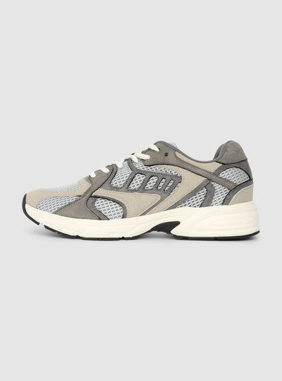 Zapatillas con inserciones perforadas y suela gruesa