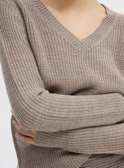 Maglia a coste inglesi con scollo a V