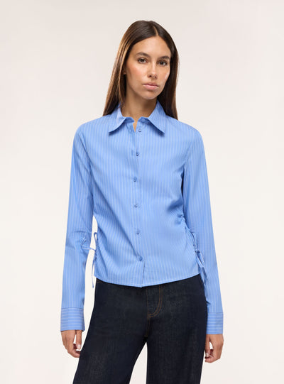 Camicia a righe con arricciature laterali
