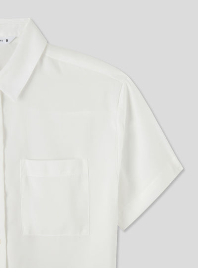 Camicia crop a maniche corte con taschino in effetto raso