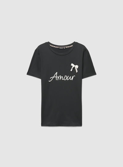 T-shirt aderente con scritta e fiocco in pizzo