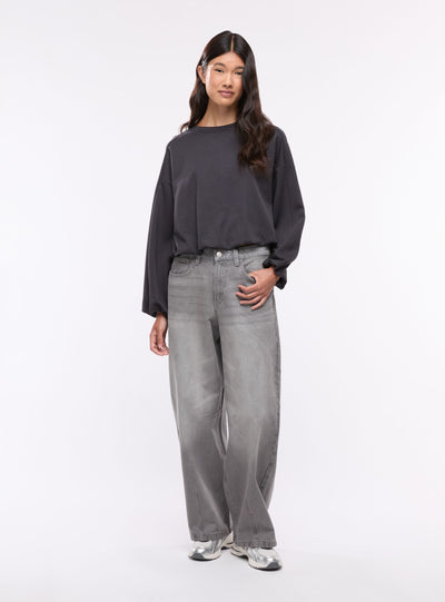 Jeans barrel con fibbia sul retro
