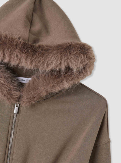 Felpa crop con zip e cappuccio bordato in pelliccia sintetica
