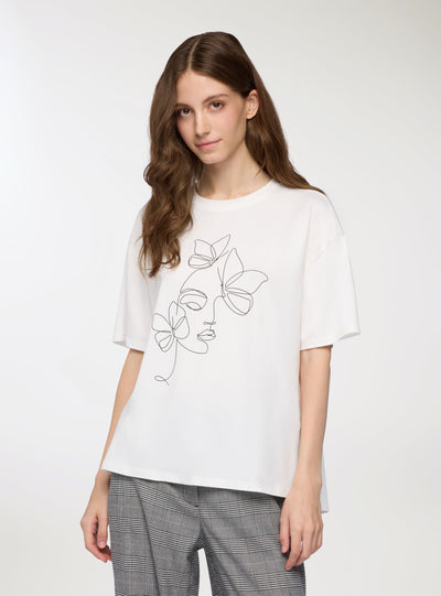 T-shirt con stampa volto e farfalle
