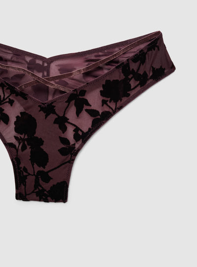Slip brasiliana in pizzo con incrocio
