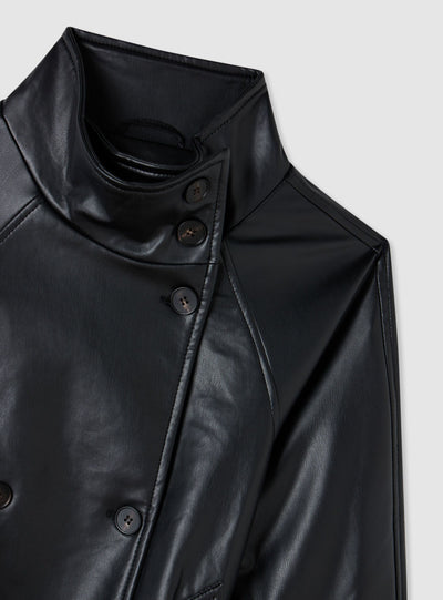 Kurz geschnittener Trenchcoat mit Lederoptik, Stehkragen und Gürtel