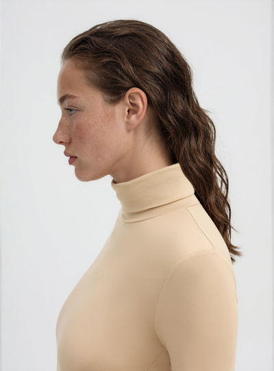 T-shirt a maniche lunghe con collo alto