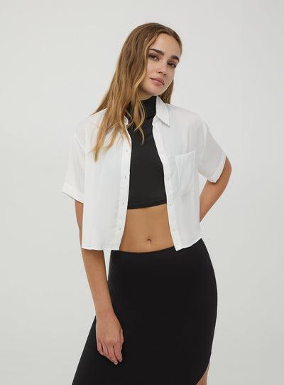 Camicia crop a maniche corte con taschino in effetto raso