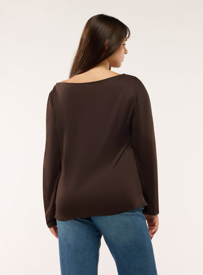 T-shirt a maniche lunghe con scollo barca asimmetrico