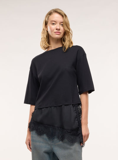 T-shirt con fondo asimmetrico e inserti in pizzo