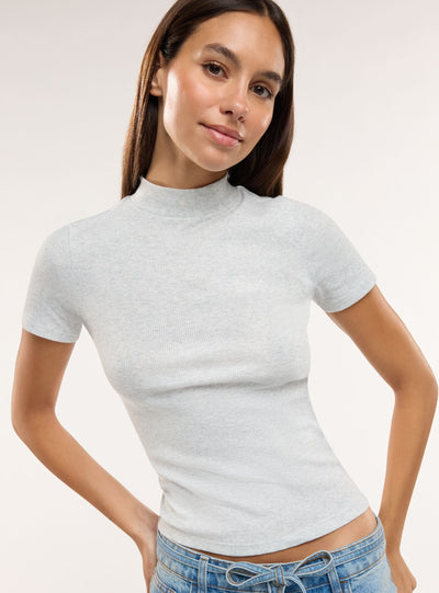 T-shirt a coste con collo lupetto
