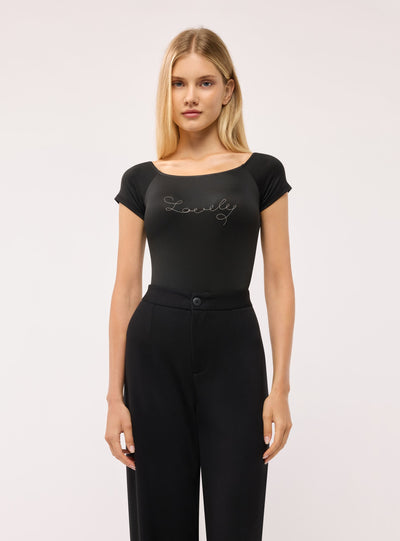 Body a spalle scoperte con scritta