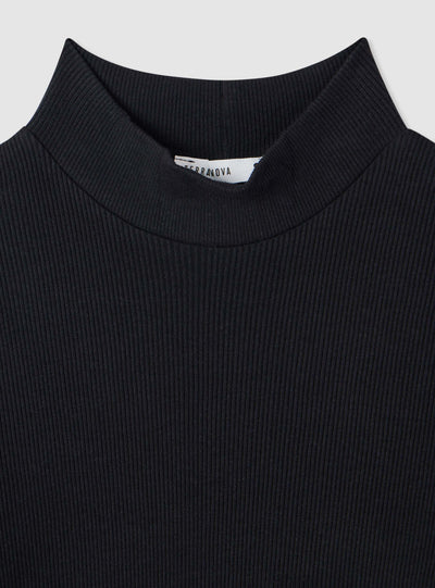 T-shirt a coste con collo lupetto