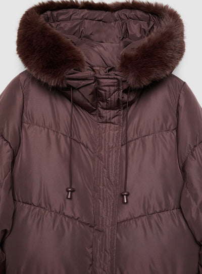 Cappotto imbottito lungo con cappuccio e bordo in effetto pelo