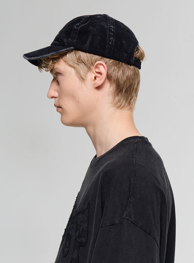 Cappellino effetto velluto con scritta ricamata
