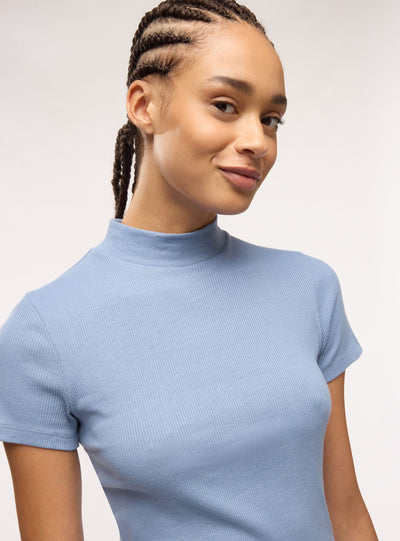 T-shirt a costine con collo lupetto