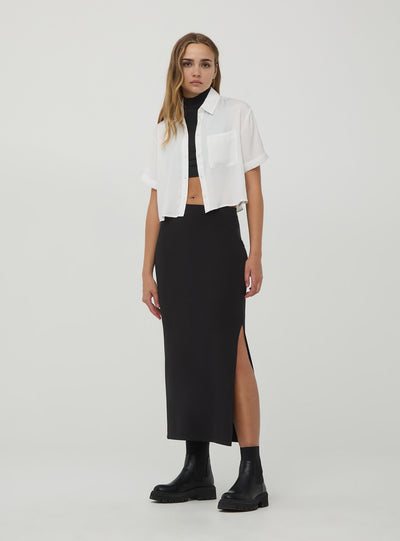 Camicia crop a maniche corte con taschino in effetto raso