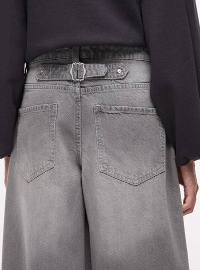Jeans barrel con fibbia sul retro