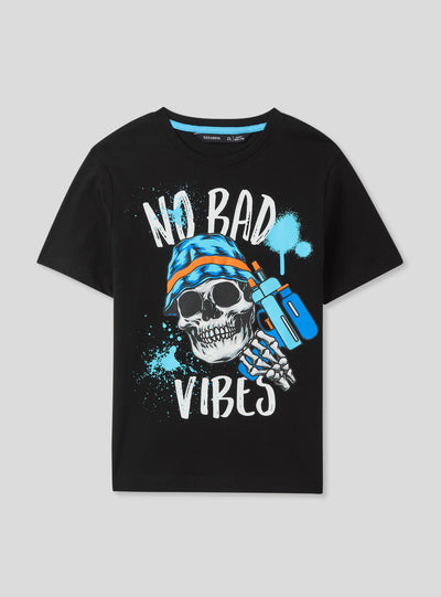Camiseta con texto y estampado de calavera