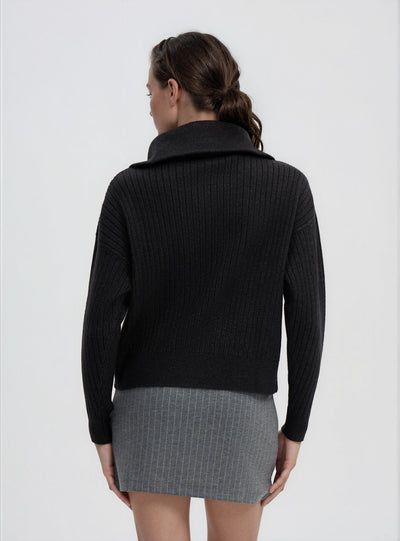 Maglia a coste con zip al collo