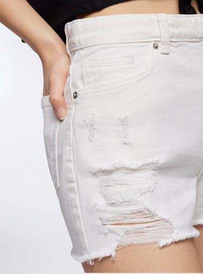 Shorts di jeans mom sfrangiati con strappi