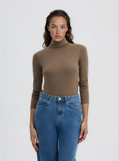 T-shirt a maniche lunghe con collo alto