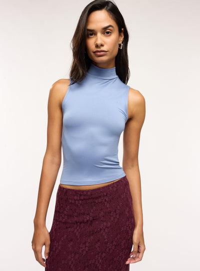 Top crop a tinta unita con collo lupetto