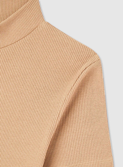T-shirt a costine con collo lupetto