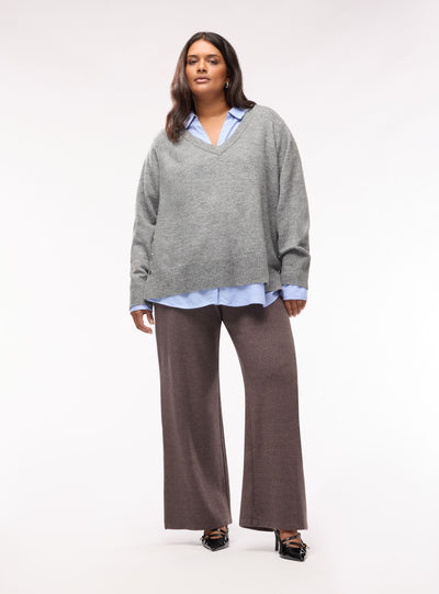 Plain-coloured top with V-neck and side buttons