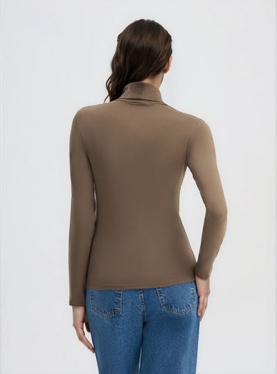 T-shirt a maniche lunghe con collo alto