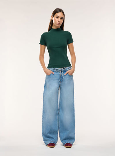 T-shirt a costine con collo lupetto
