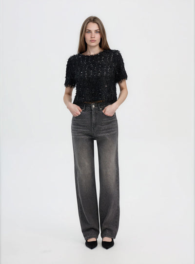 T-shirt crop con paillettes e piumette